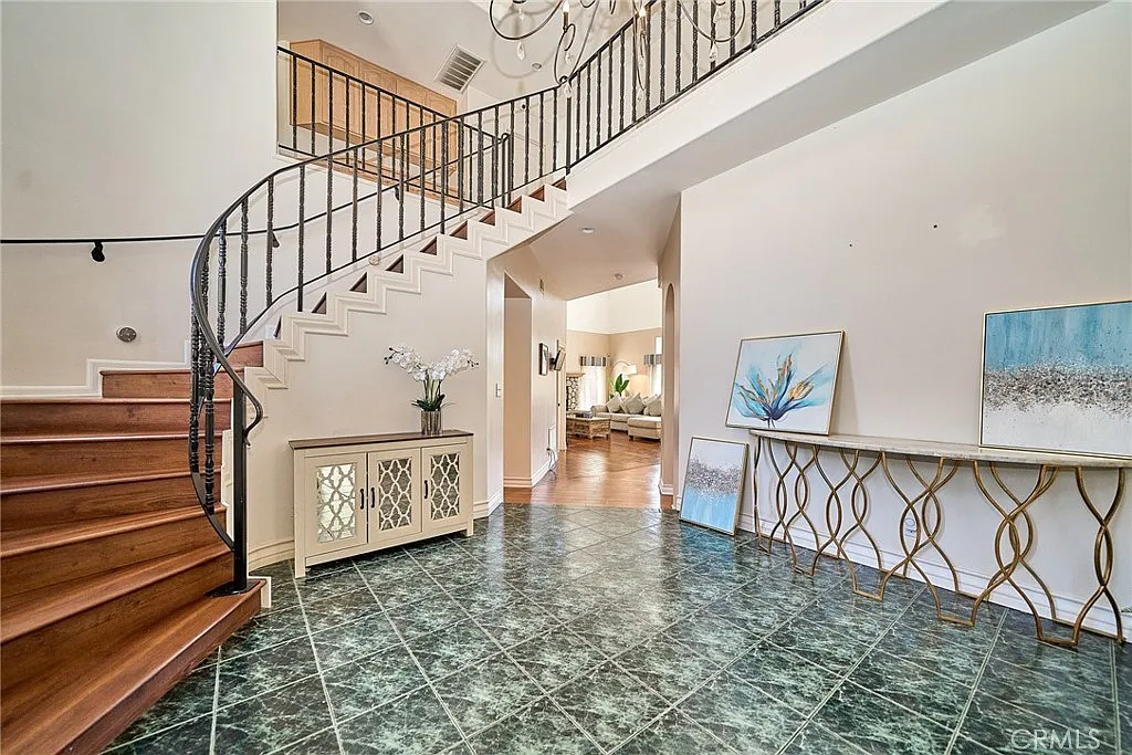 7 bed, 5.5 bath, 5966 sqft, $6,800 — Photo 4