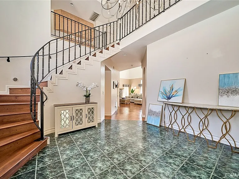 1089 Village Dr — Photo 4