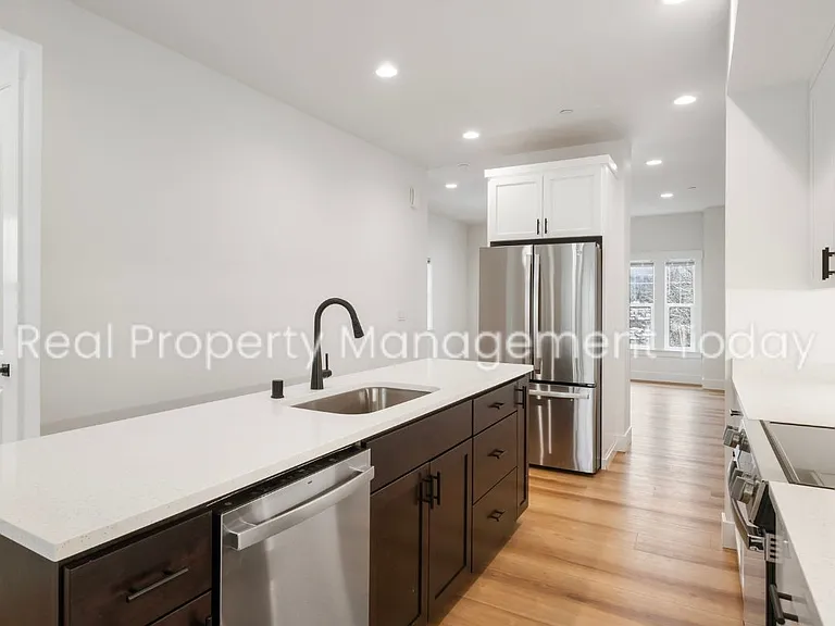 300 Larson St W — Photo 10
