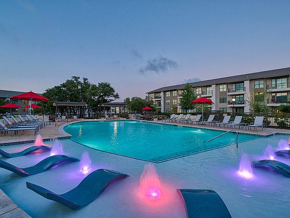 With an impressive amenities package, we offer a convenient and comfortable lifestyle to our residents