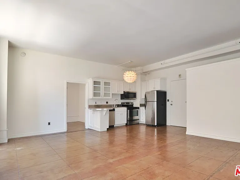 215 W 7th St #307 — Photo 3