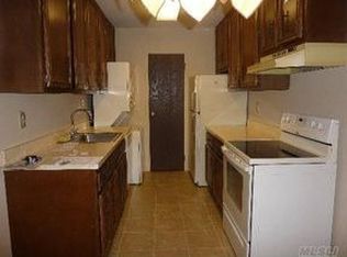 909 Cabot Ln, Saint James, NY 11780