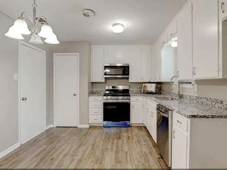 1428 Laurel Ln — Photo 5