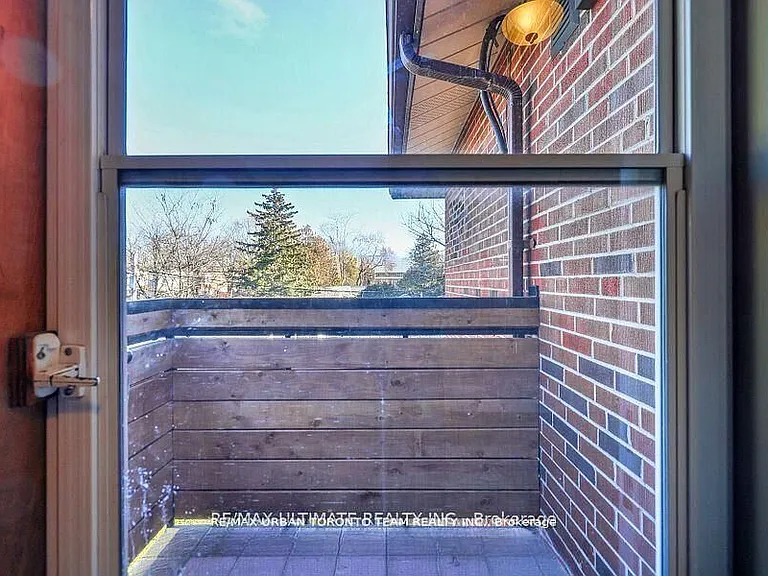 745 Coxwell Ave #UPPER — Photo 17