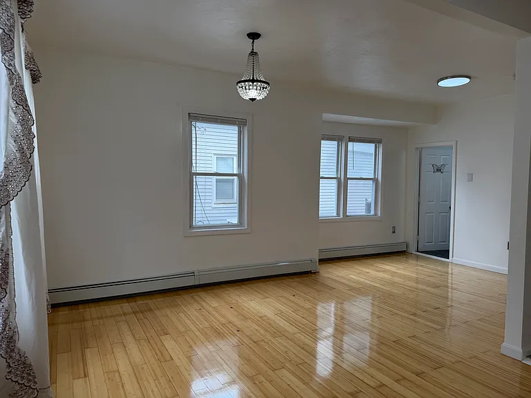 38 Marion Ave N — Photo 19