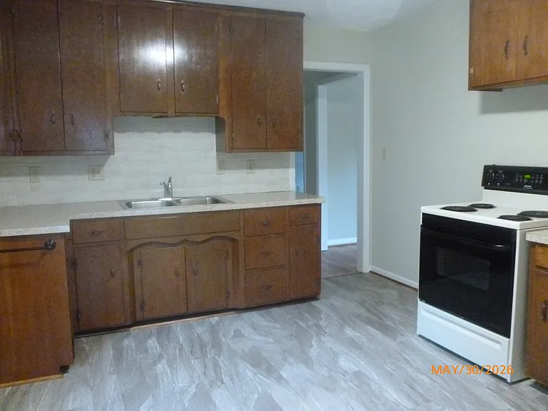 609 Hancock St — Photo 7