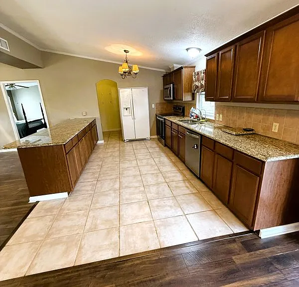 212 Thornton Ln — Photo 6