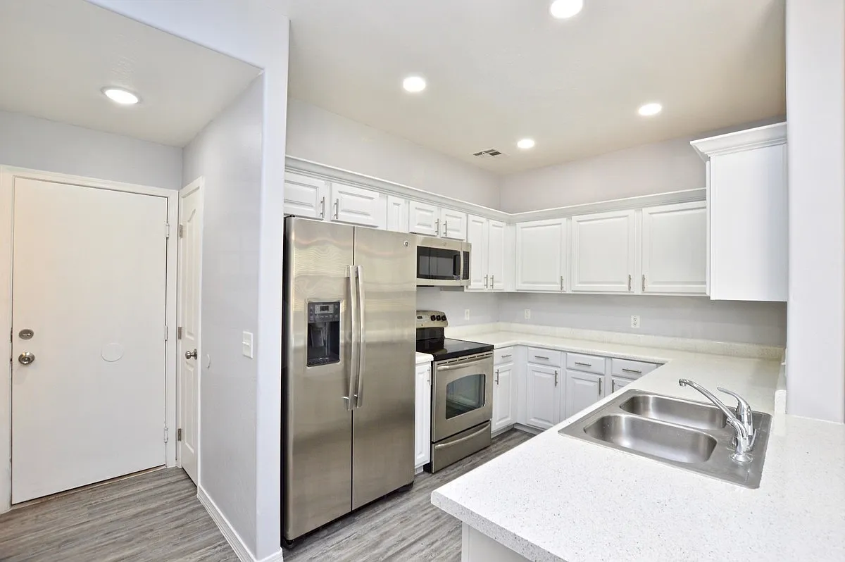 3 bed, 3.0 bath, 1375 sqft, $2,100 — Photo 4