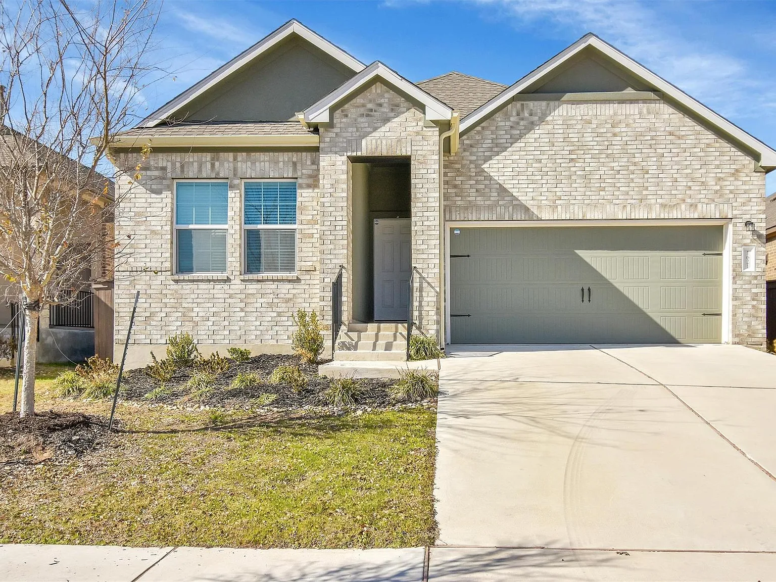 4 bed, 3.0 bath, 2000 sqft, $2,200 — Photo 2
