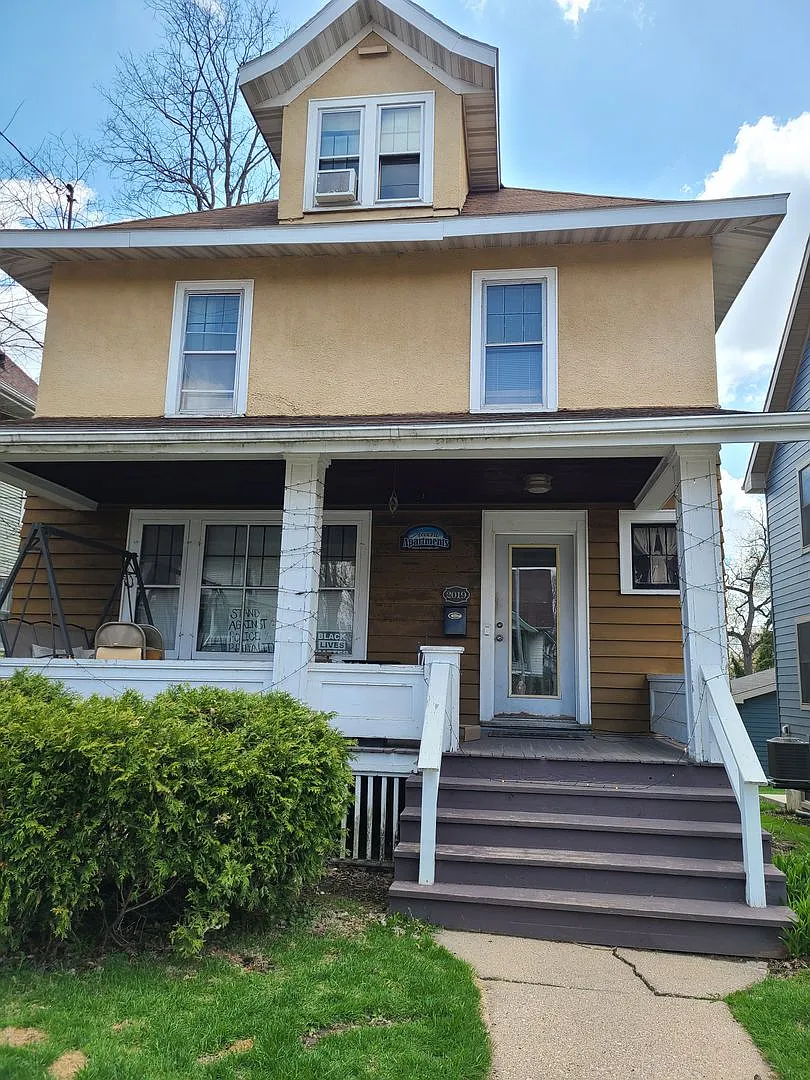 Large Four-Bedroom Near Camp Randall Stadium and Edgewood — Photo 1