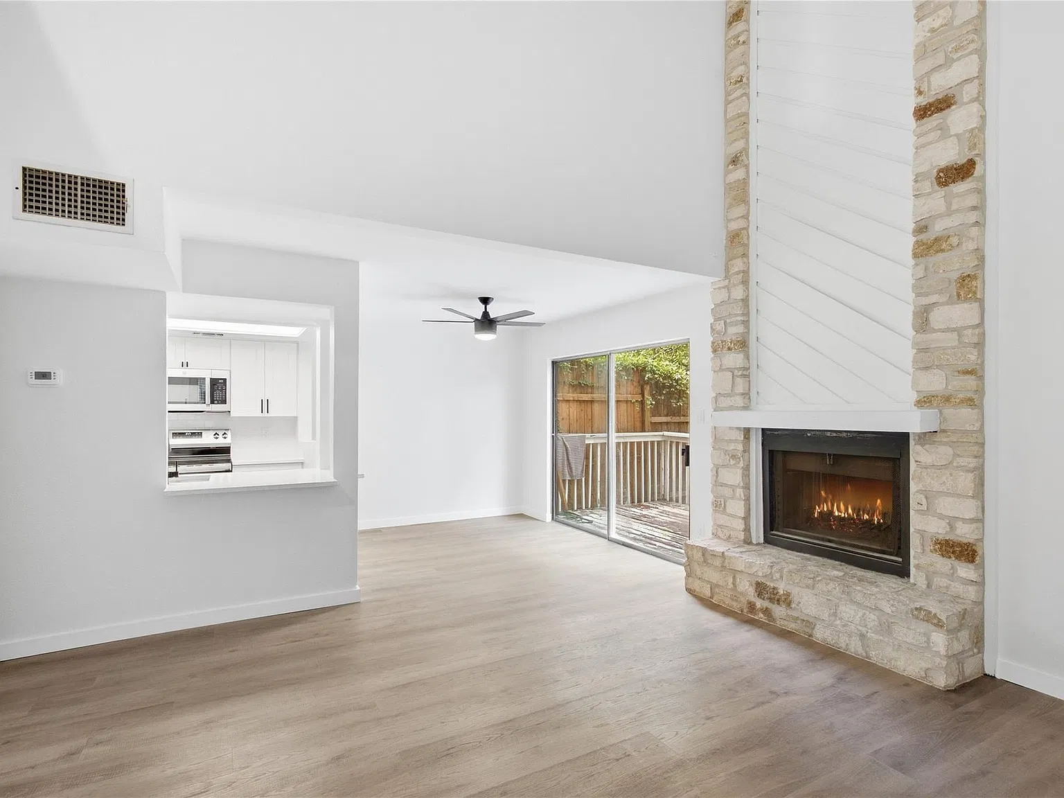 2 bed, 2.0 bath, 1036 sqft, $2,195 — Photo 1