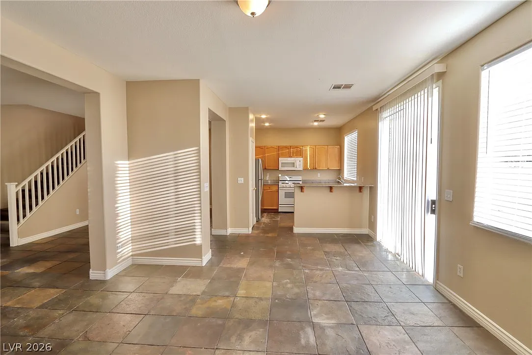 4 bed, 2.5 bath, 2063 sqft, $2,430 — Photo 3