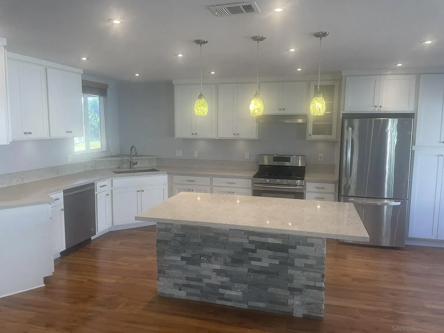 4 bed, 2.0 bath, 1387 sqft, $3,750 — Photo 3
