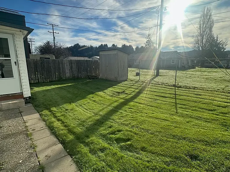 962 Laurel Ave — Photo 2
