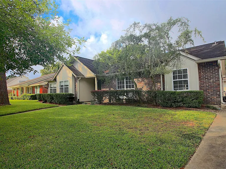 10306 Bob White Dr — Photo 2