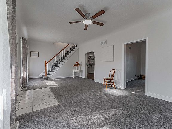 5th image of 101 W Oak St