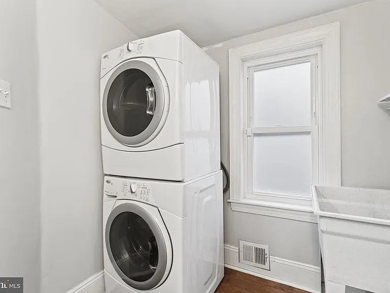 2443 E Cumberland St — Photo 16