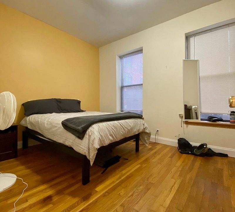 2nd image of 483 Montgomery St #2R
