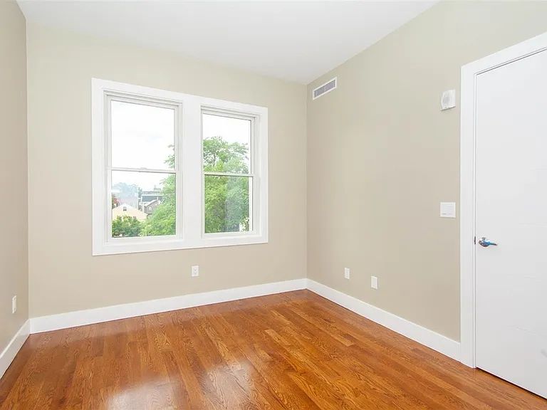 906 E 2nd St #105 — Photo 8