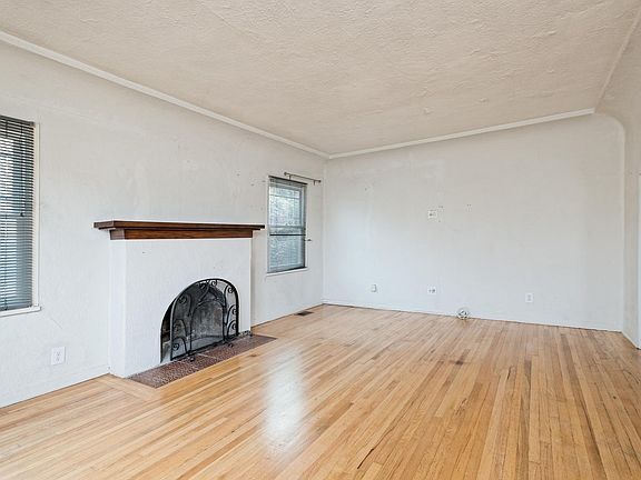 3rd image of 228 E Vince St