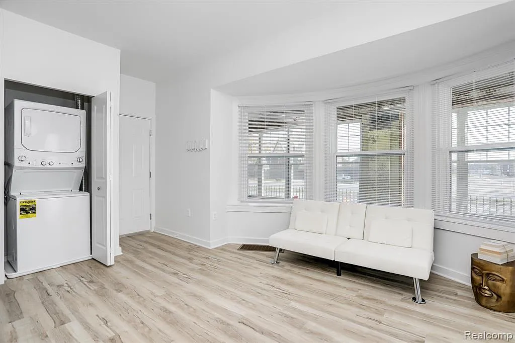 1 bed, 1.0 bath, 400 sqft, $1,200 — Photo 4