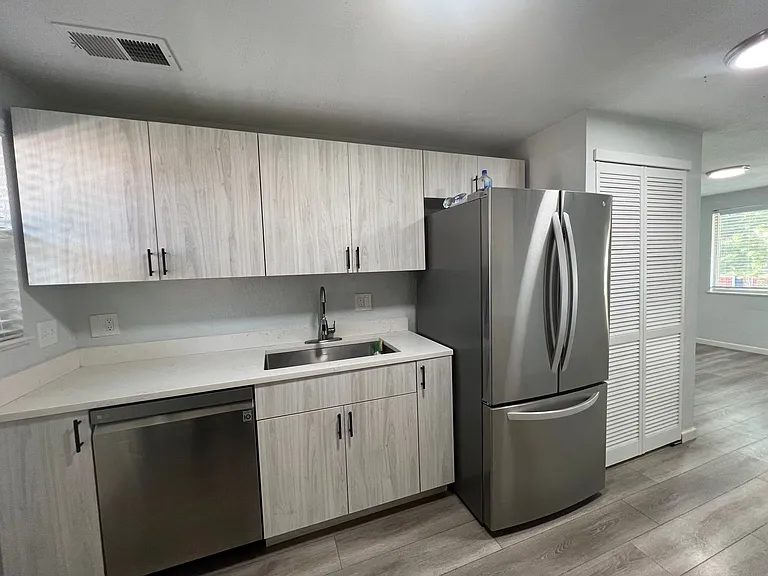 Beautifully Renovated 2 bedroom in Aurora! Right on the park and close to Stanley Marketplace! — Photo 2