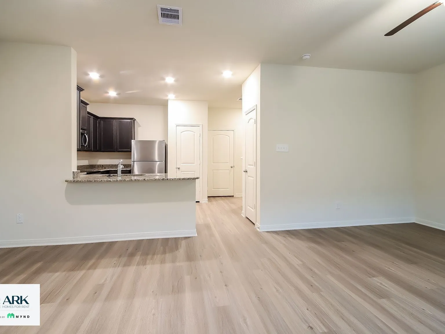 4 bed, 2.5 bath, 1727 sqft, $1,899 — Photo 3