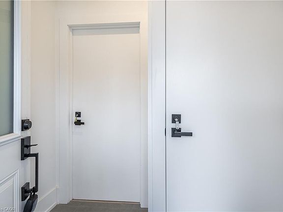 5th image of 204 Balsam Ave S