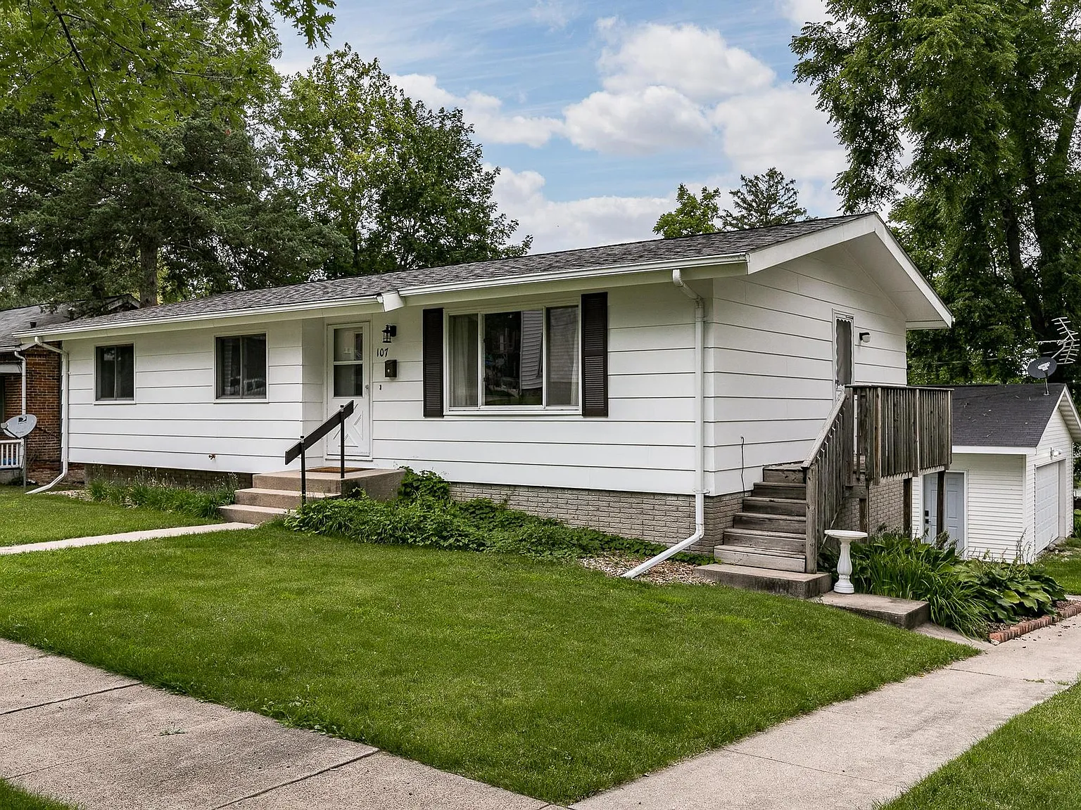 3 bed, 1.5 bath, 1400 sqft, $2,600 — Photo 1