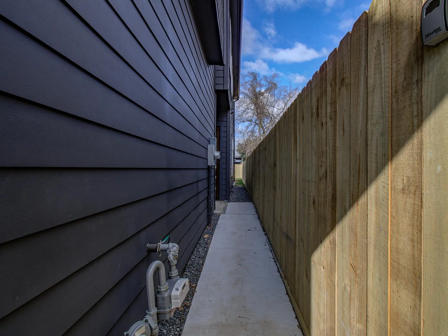 3 bed, 2.5 bath, 2070 sqft, $2,900 — Photo 2