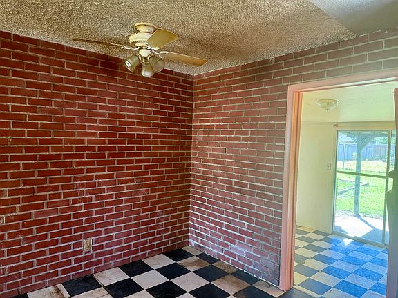 5th image of 821 Locust St