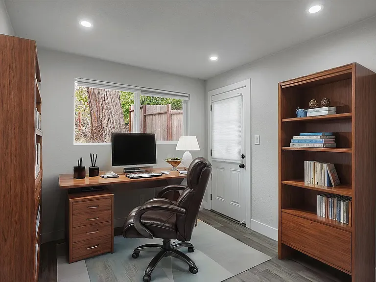 823 Golf Club Cir — Photo 32