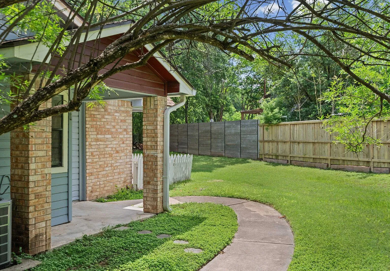 2 bed, 1.0 bath, 900 sqft, $1,350 — Photo 1