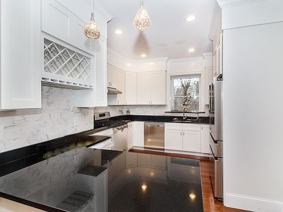 3rd image of 259 Kent St Unit R