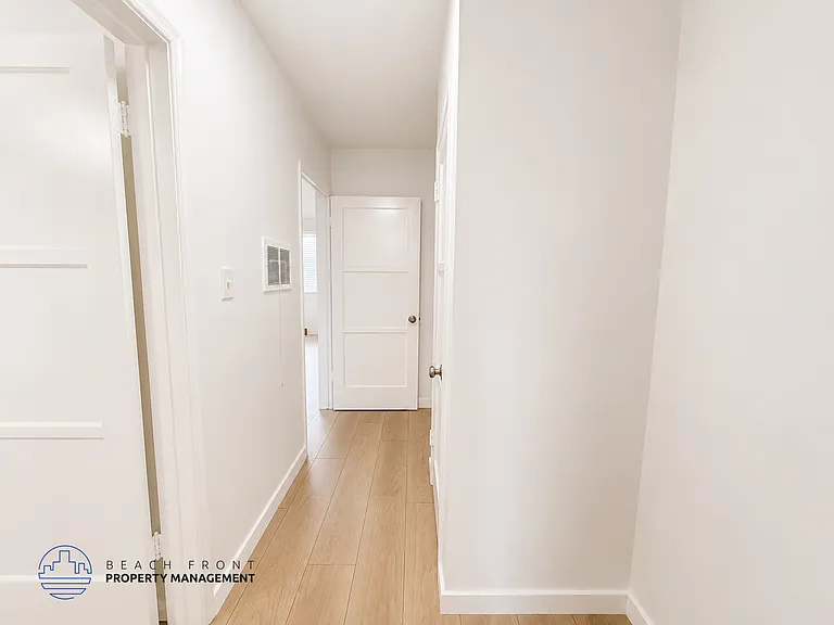 3144-3152 S Barrington Ave — Photo 9