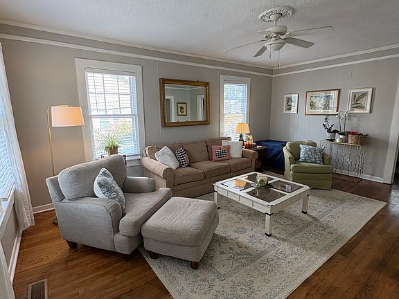 Great Room with furnishings / view from front entry