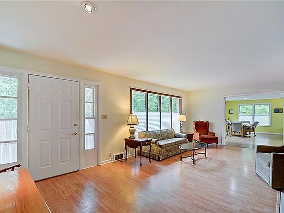 3rd image of 930 Southview Dr
