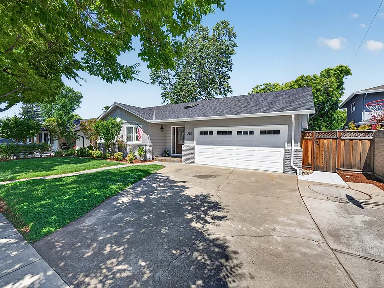 366 Manchester Ave — Photo 2