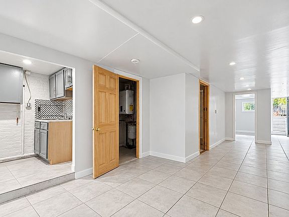 3rd image of 620 Ashford St