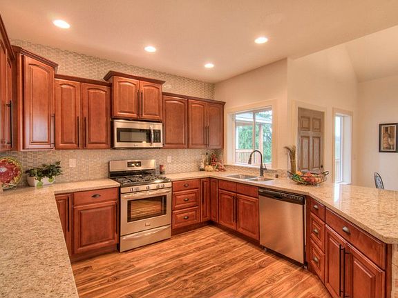 4th image of 4627 Alameda Ave W