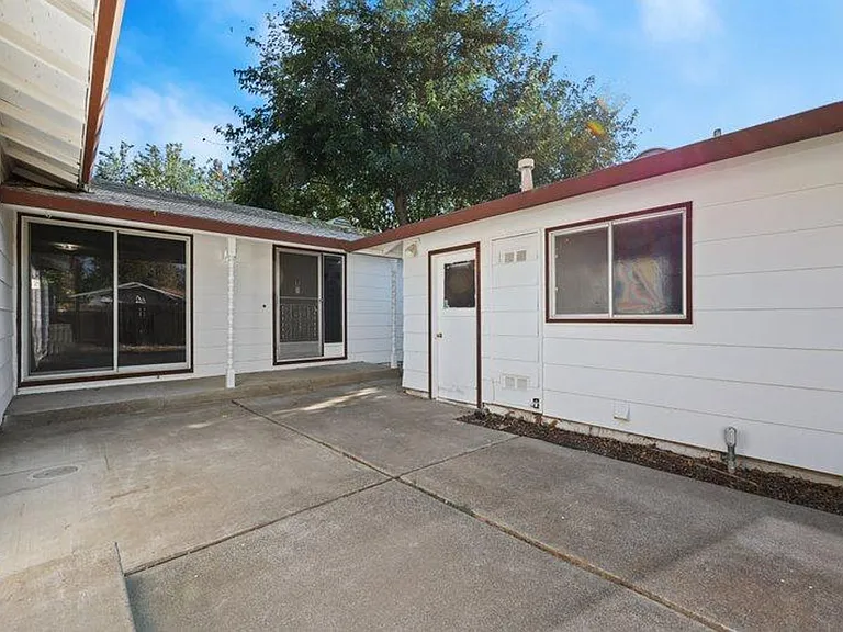 1620 Monarch Ln — Photo 1