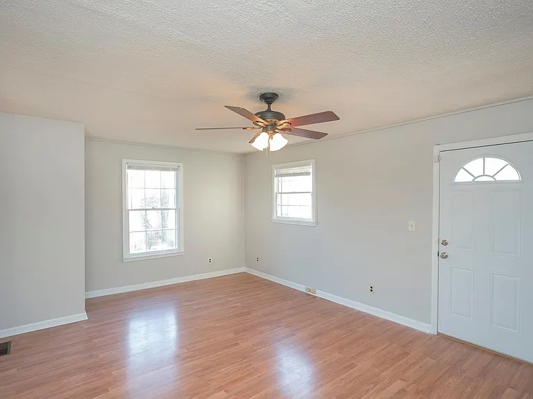610 Ashley Ct — Photo 7