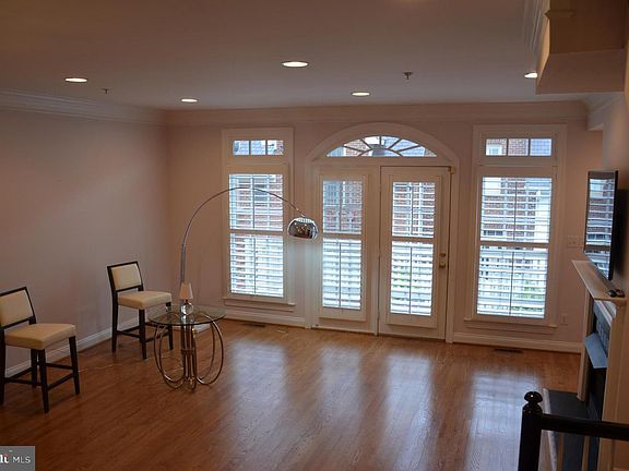 2nd image of 1220 Roundhouse La