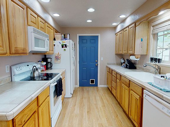 5th image of 1939 NW Highland Ave