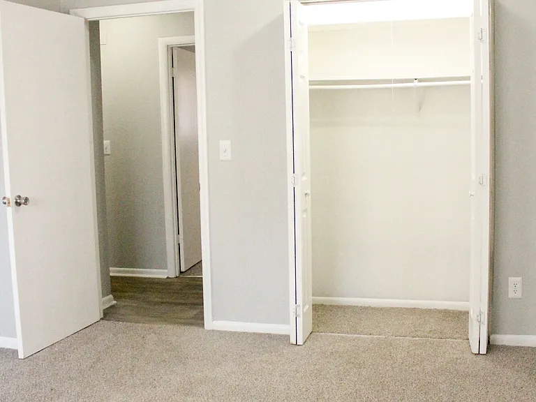 Willow Creek Apartments — Photo 14