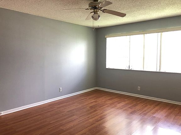 5th image of 2223 Park Ln APT 202