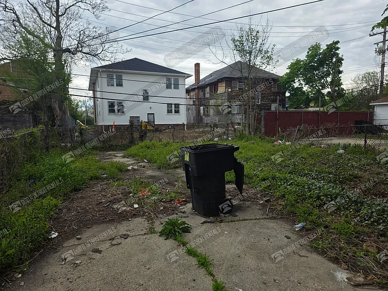 2498 Glendale St — Photo 3