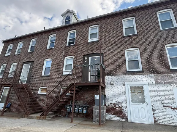 21 West St, Chicopee, MA 01013