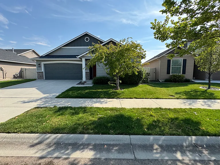 629 E Ionia Dr — Photo 2