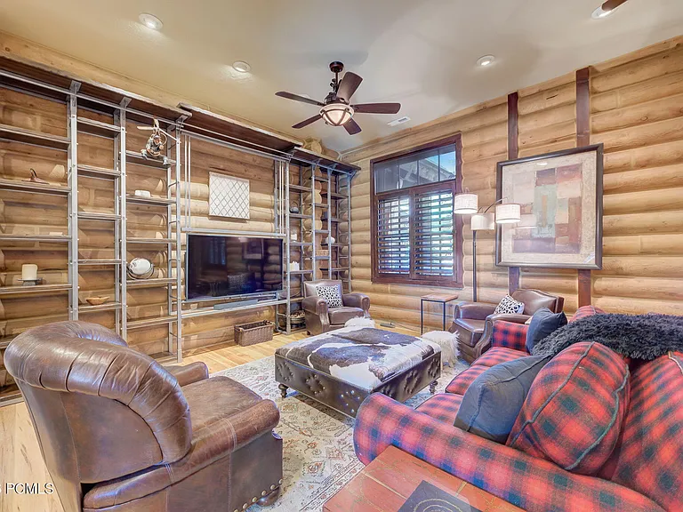 715 Aspen Ln — Photo 5
